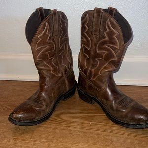 Hardly worn men’s Ariat boots.
